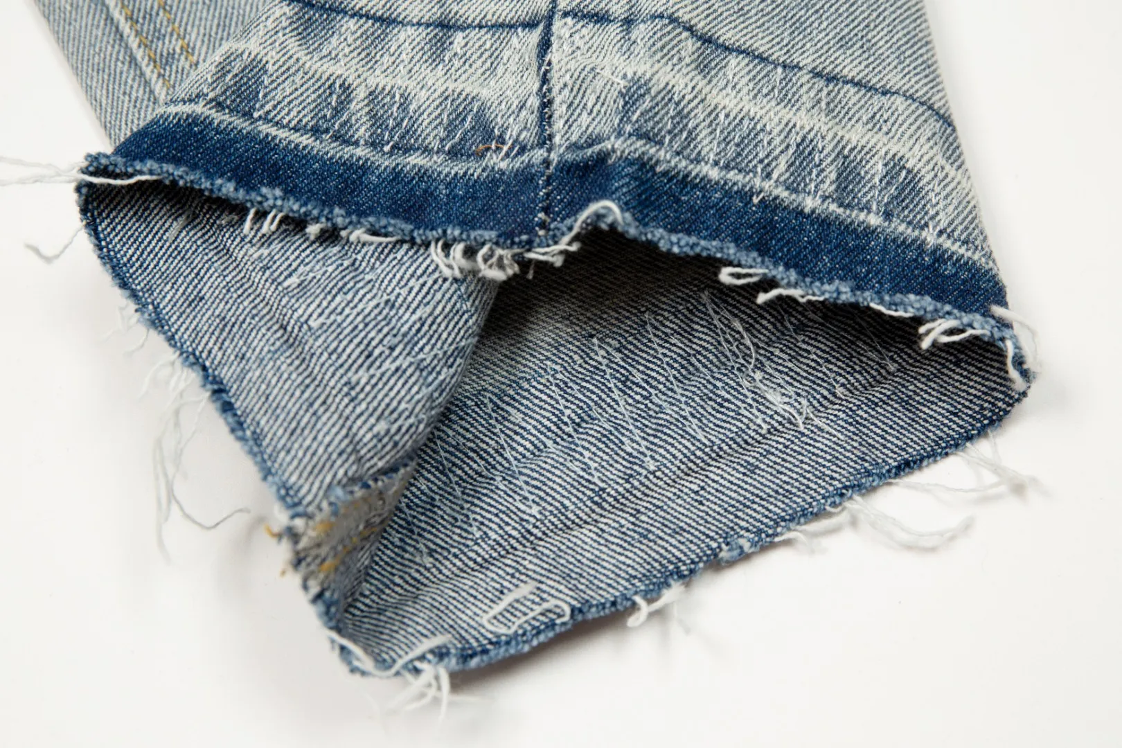 KE906#P230 The only correct leather label version on the market Chrome Hearts CH Cross embroidered distressed jeans Top ceiling quality 100% correct version The correct version is here!  Believe me this must be the best quality you will ever come across! ! Excellent value for money! !  Styles with different washes and textures are very friendly to people with thin legs and thick legs. The straight version is very flattering to the shape of the legs. The moderate length is timeless and easy to match. It is the basis of various styles and a must-have in the wardrobe! ! Add a little stacking to easily control the clean fit trend that has exploded this year. The fabric is stiff but also makes the upper body soft without losing texture. The sides and cuffs of some styles have a bone-wash effect. The vintage flavor pops up all at once. It’s really hard not to love it! ✅Correctly customize the Croxin metal leather label on the back panel. It is not sold directly with the cross on the finished jeans. 1:1 copying strives for excellence and the details are perfectly grasped. ✅The cross leather label is clear and smooth. Exquisite turning top craftsmanship. ✅Buttons, zippers and hardware are all customized versions of the Croxin LOGO. ✅High-cost washing process. Size: 28 30 32 34 36 (5 sizes)